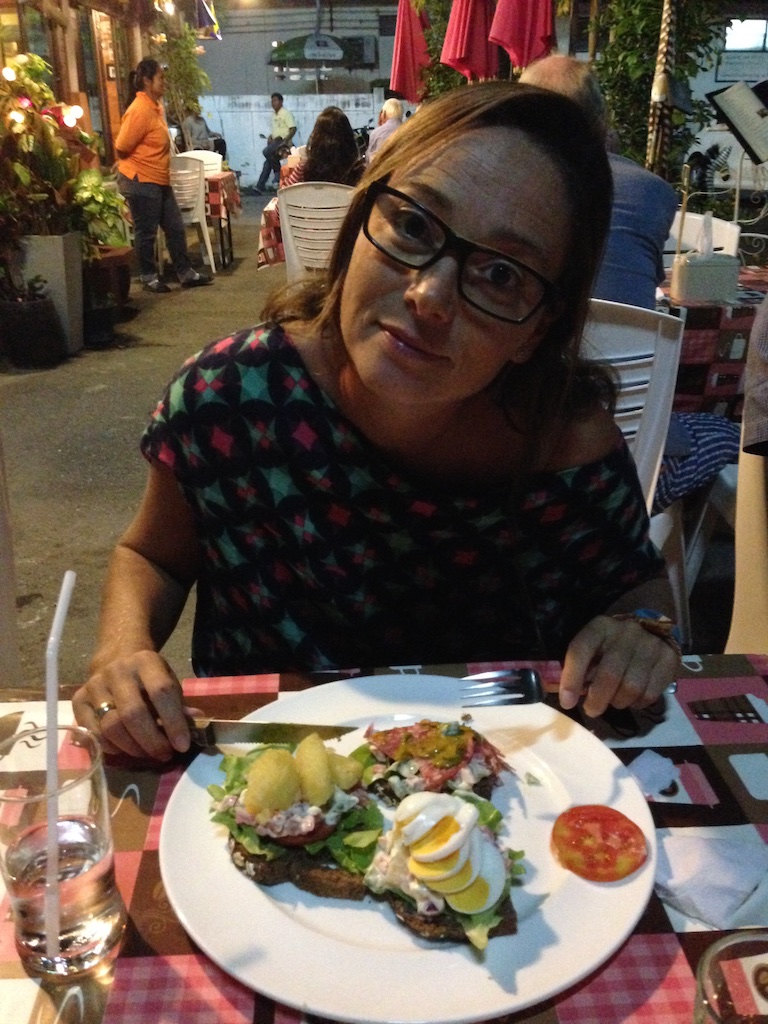 Helene spiser smørrebrød på en tysk restaurant i Hua Hin