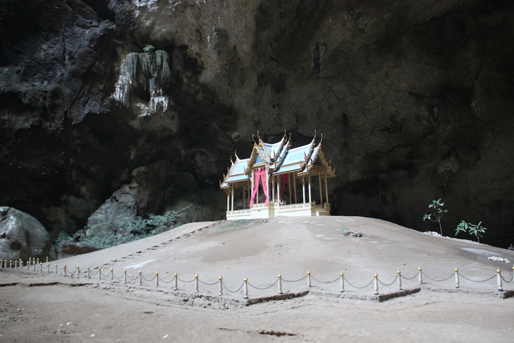 Templet inde i Tham Phraya Nakhon cave