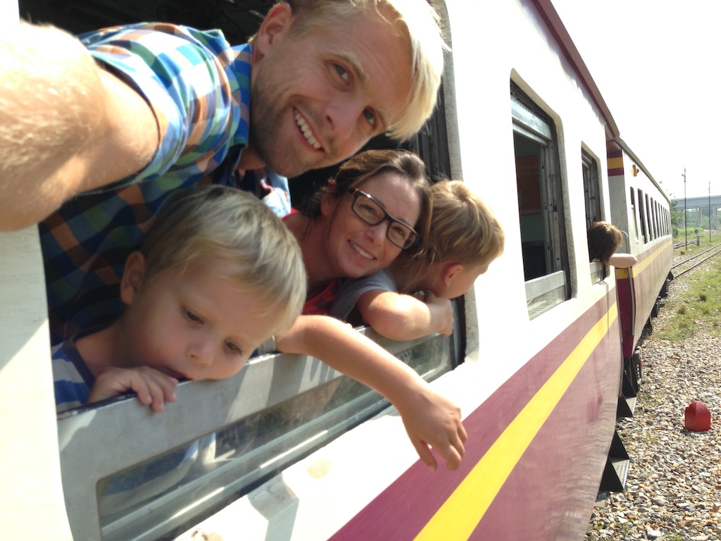 Rasmus, Alfred, Helene og Oskar hænger ud af vinduet på toget
