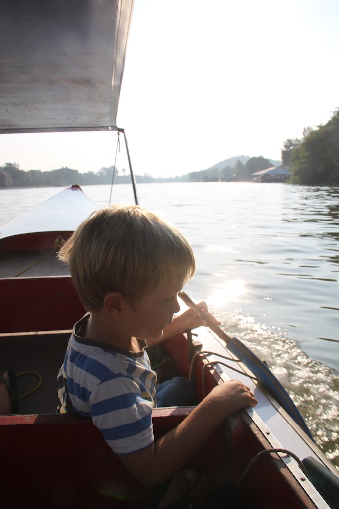 Alfred i hurtiggående flodbåd på River Kwai