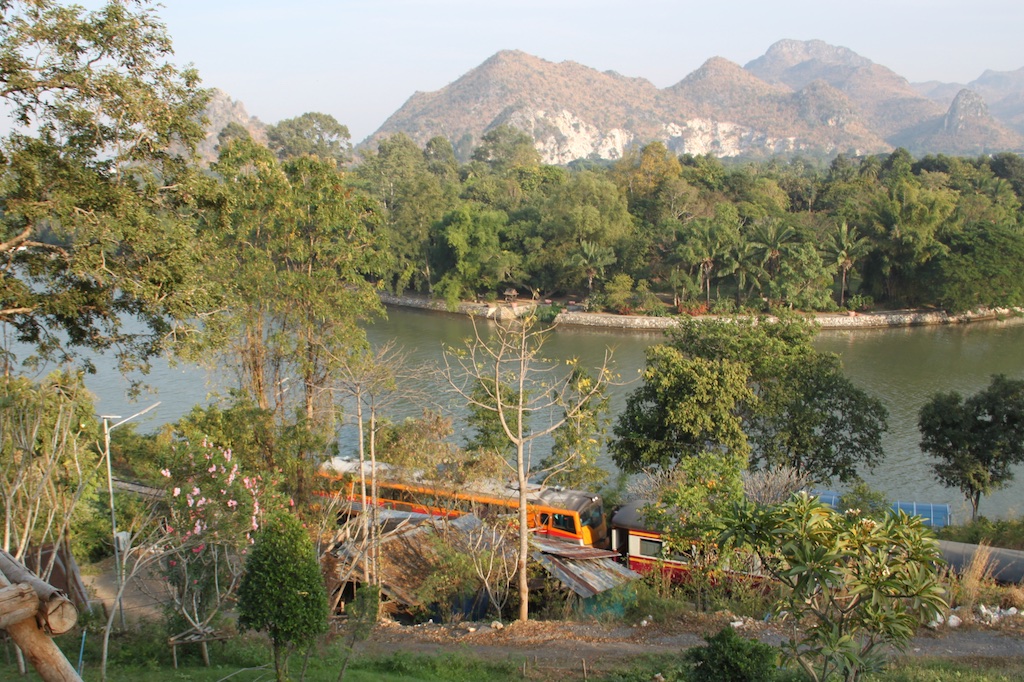 Toget kører forbi langs River Kwai