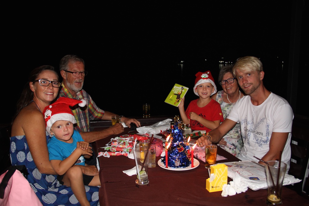 Helene, Alfred, Gunnar, Oskar, Lissi og Rasmus mes masser af julegaver på bordet