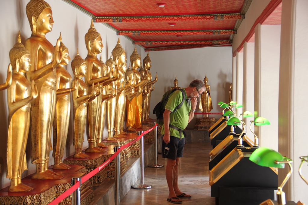 Gunnar studerer buddhisme på Wat Pho
