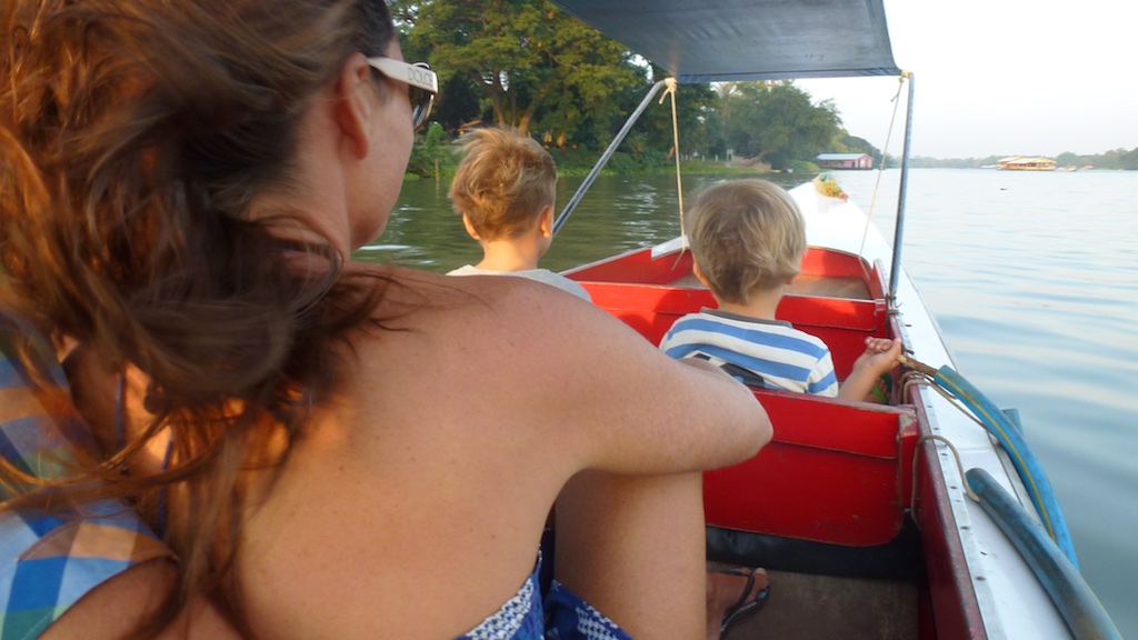 Helene, Oskar og Alfred i hurtiggående flodbåd på River Kwai