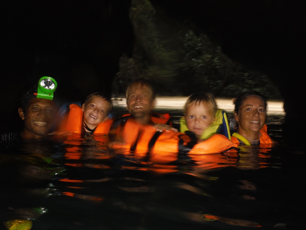 Helene, Alfred, Rasmus, Oskar og vores guide svømmer i mørket i Emerald Cave