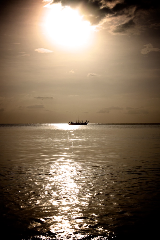 Et par fiskerbåde i solnedgangen