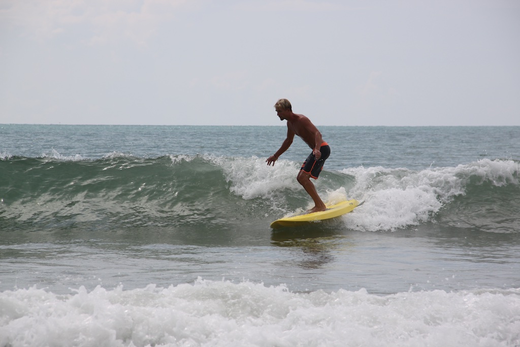 Rasmus surfer på SUP uden paddel