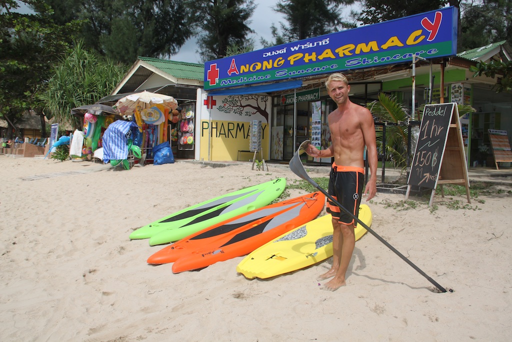 Rasmus med de tre SUP boards og den fleksible paddel