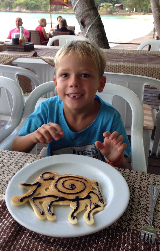 Oskar med en elefantpandekage på strandrestauranten