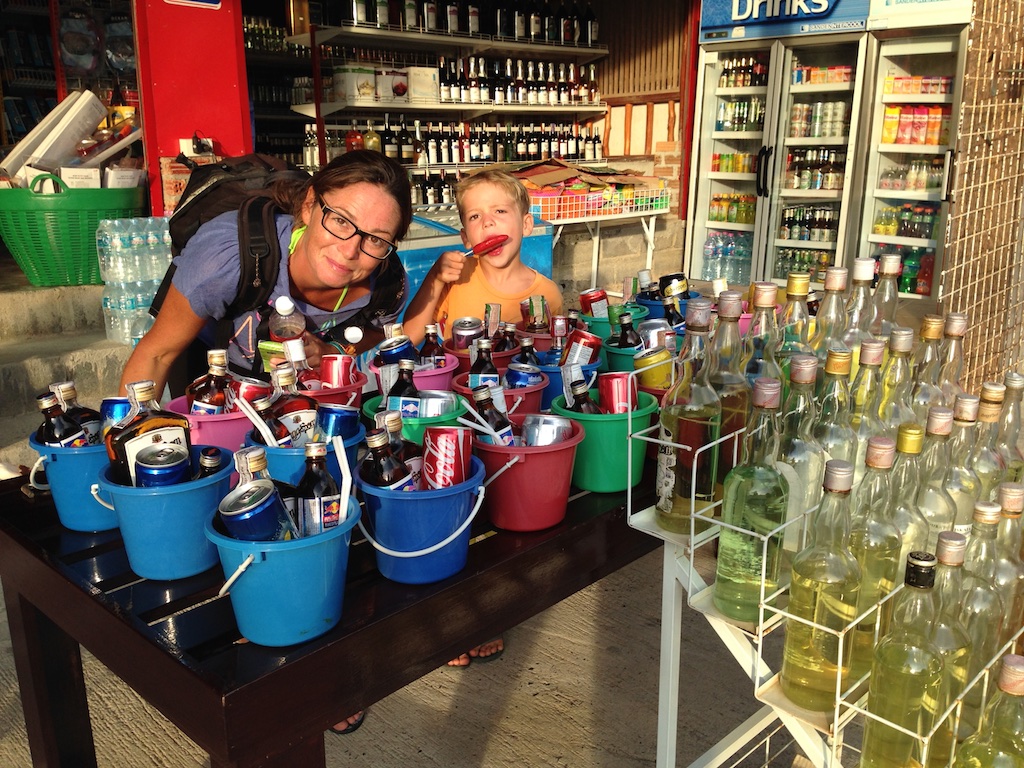 Helene og Oskar og en masse spande med bucket blandinger