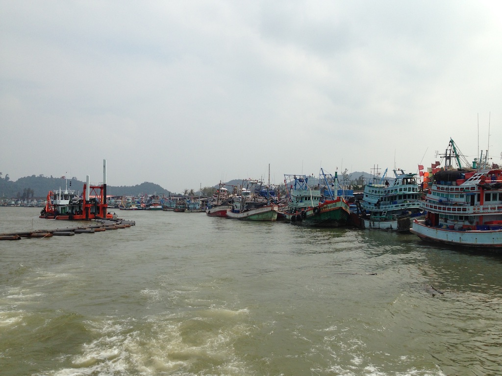 Hundredevis af fiskerbåde ved indsejlingen til Chumpon