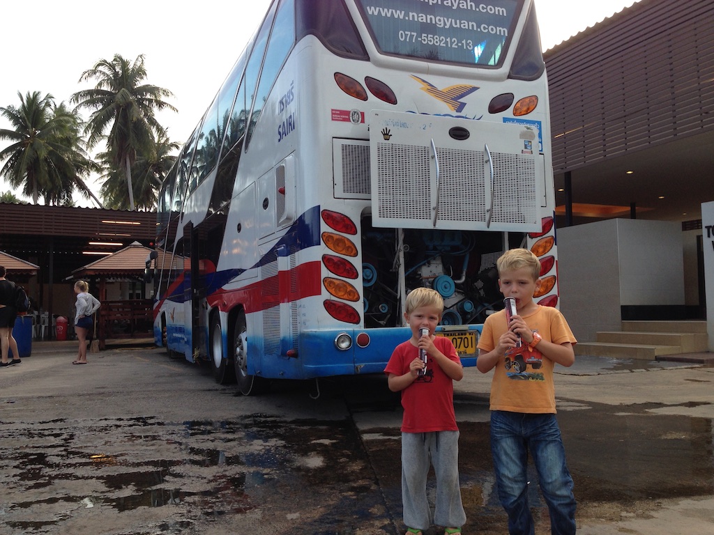 Alfred og Oskar spiser is foran bussen med åbent motorrum
