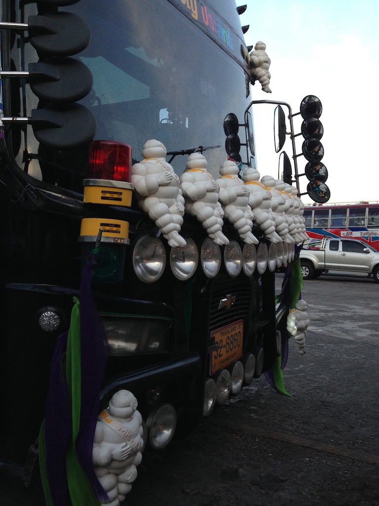 Bus med masser af michelin-dukker og lygter