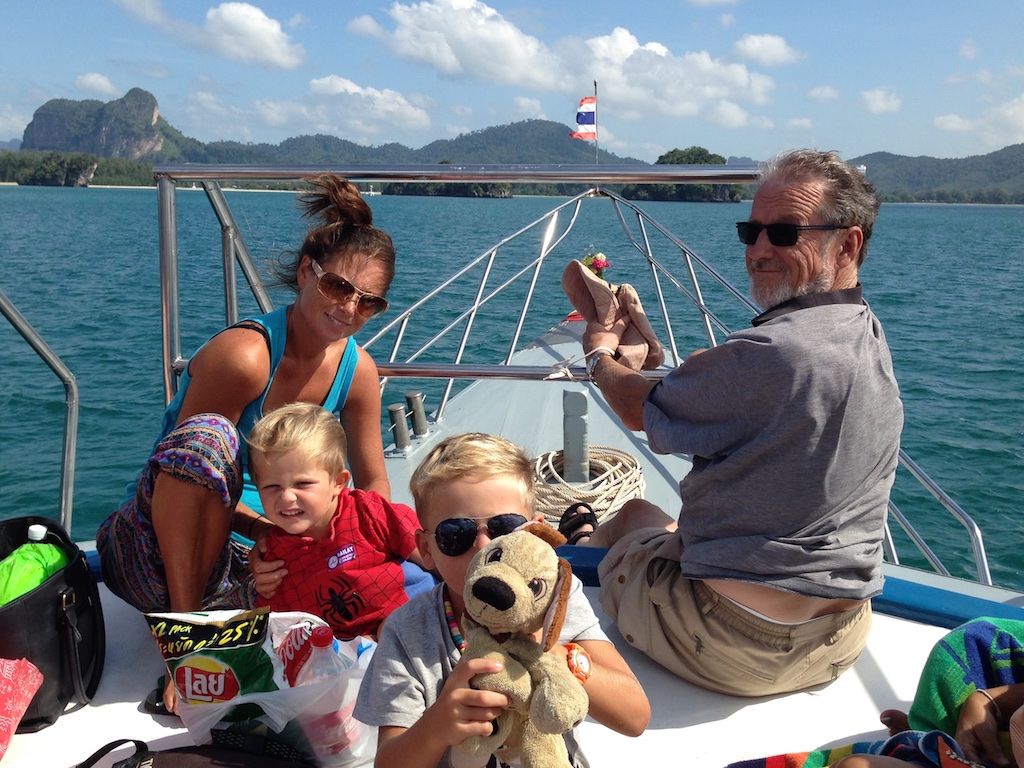 Helene, Alfred, Oskar og Gunnar i stævnen på taget af færgen mod Tonsai