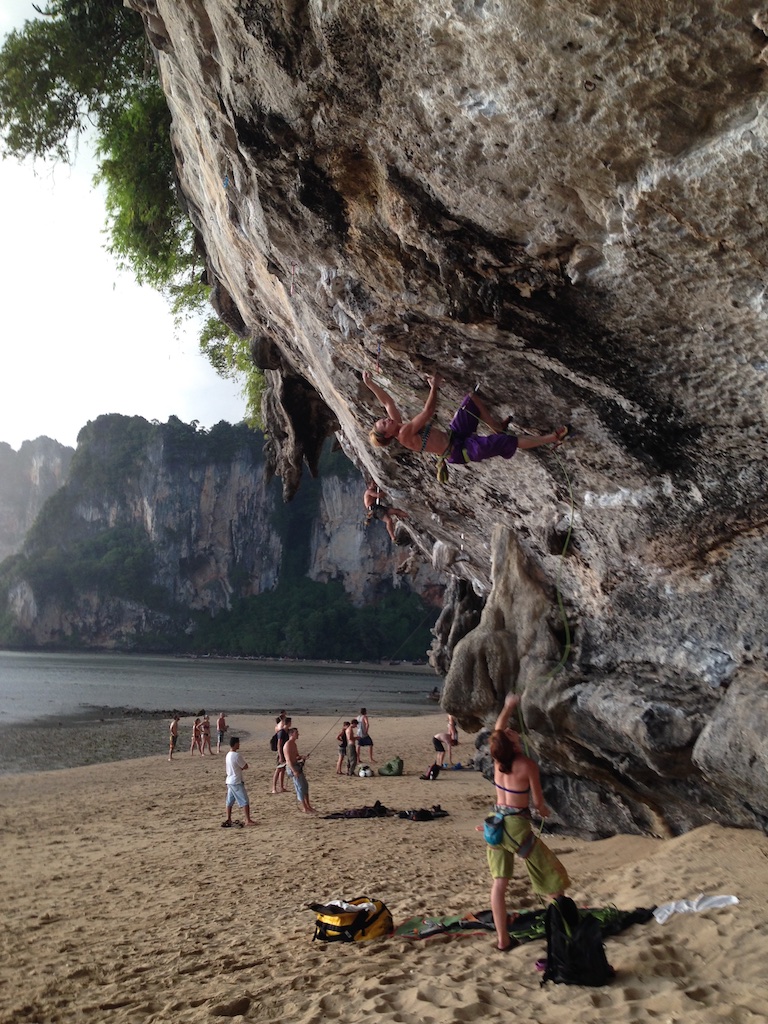 Klatrere på klipperne ved Tonsai beach