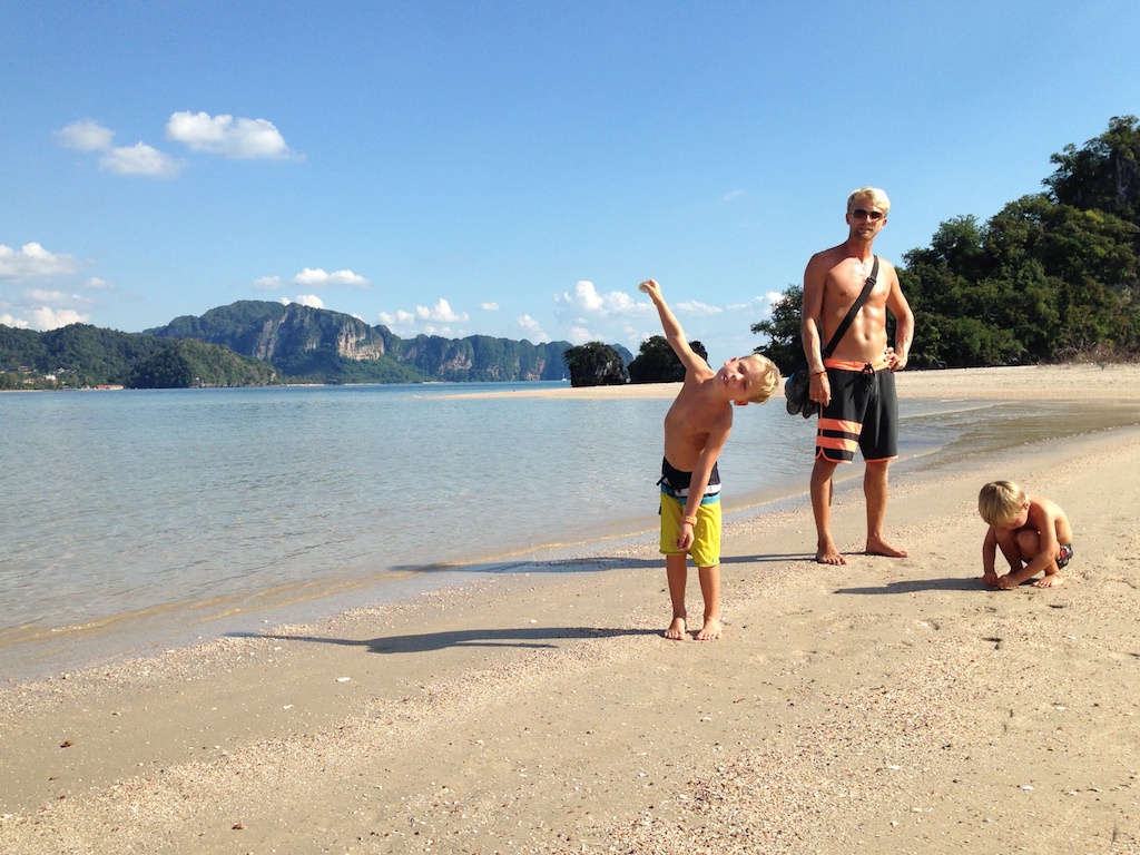 Oskar, Rasmus og Alfred i vandkanten på den øde ø