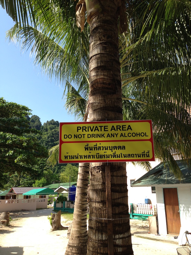 Skilt på palme: Private area, do not drink any alcohol