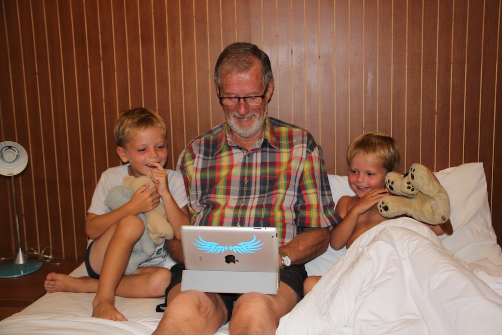 Oskar, Gunnar og Alfred ser tegnefilm på hotellet i Ao Nang