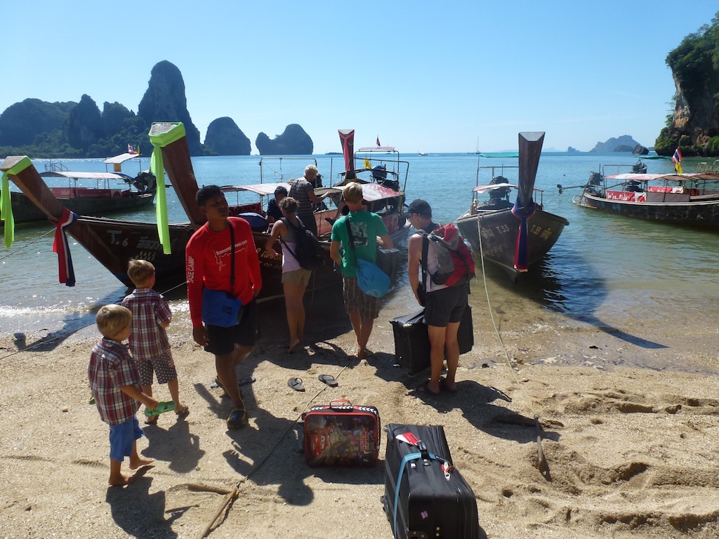 Hele familien stiger ombord i en longtail på Tonsai beach