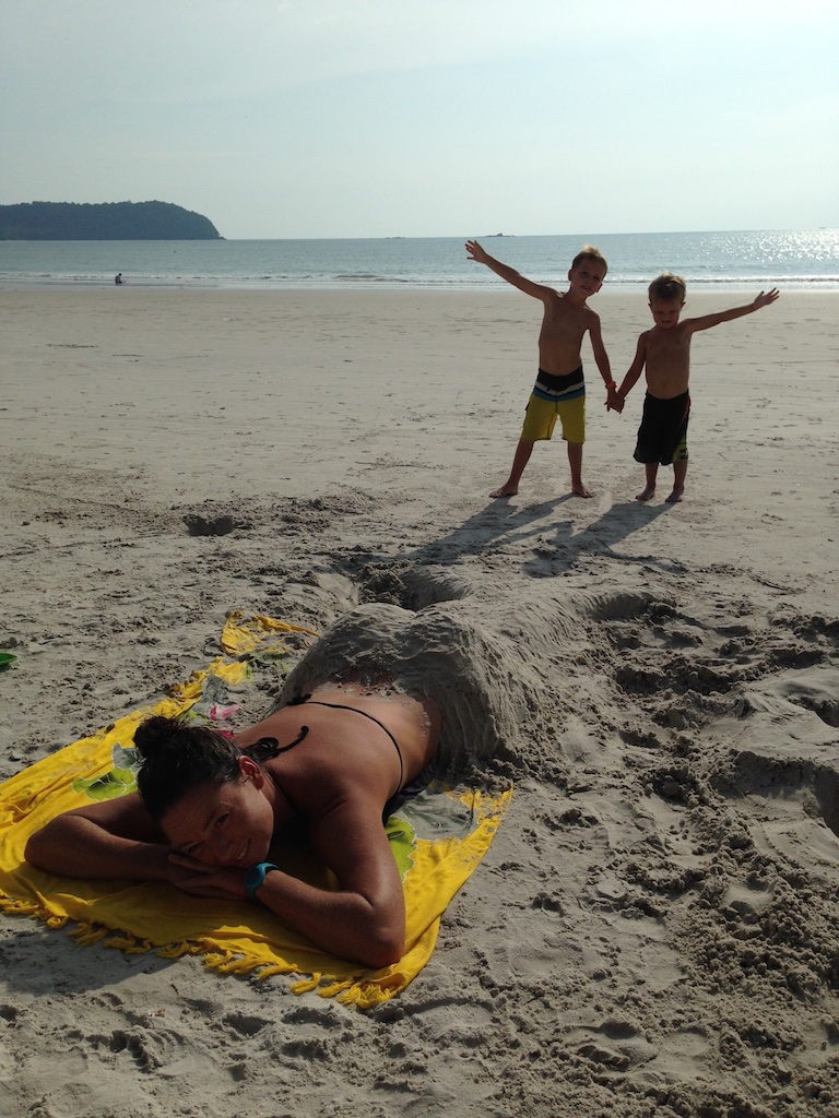 Oskar og Alfred har bygget Helene om til en havfrue af sand på stranden på Langkawi