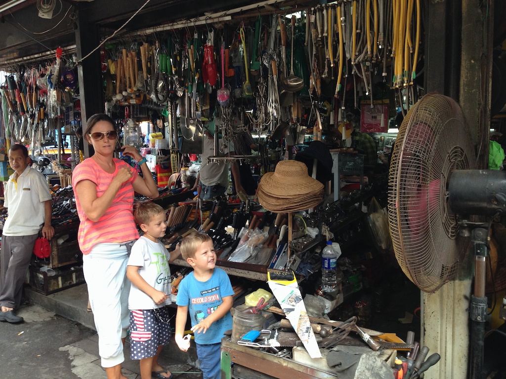 Helene, Oskar og Alfred i håndværkerbutik i George Town