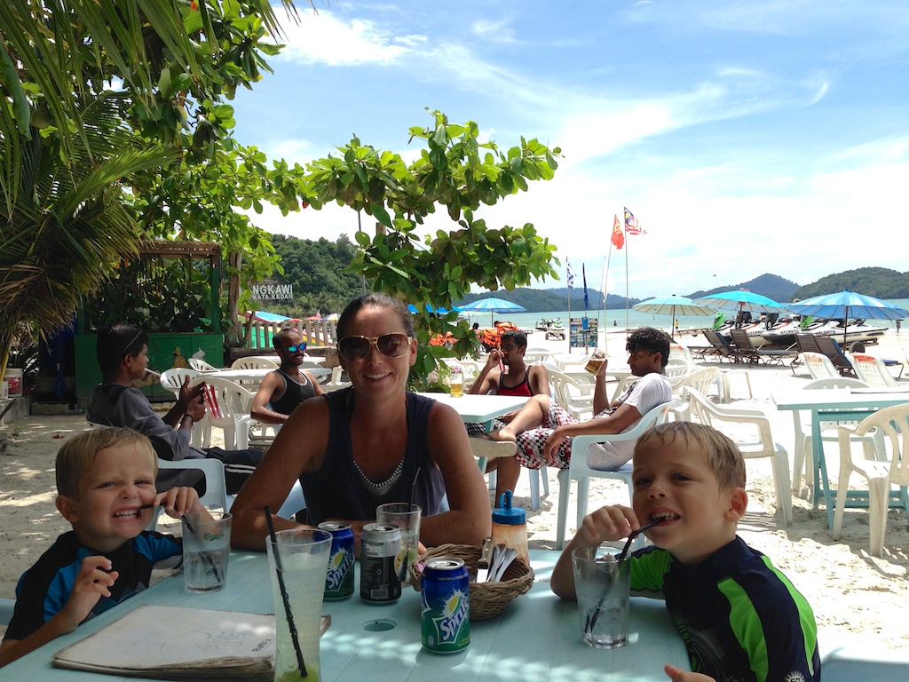 Alfred, Helene og Oskar med drinks på stranden på Langkawi