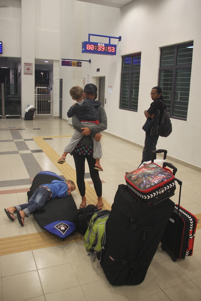 Helene, Alfred, Oskar og vores bagage på stationen i Butterworth kl. 00.39