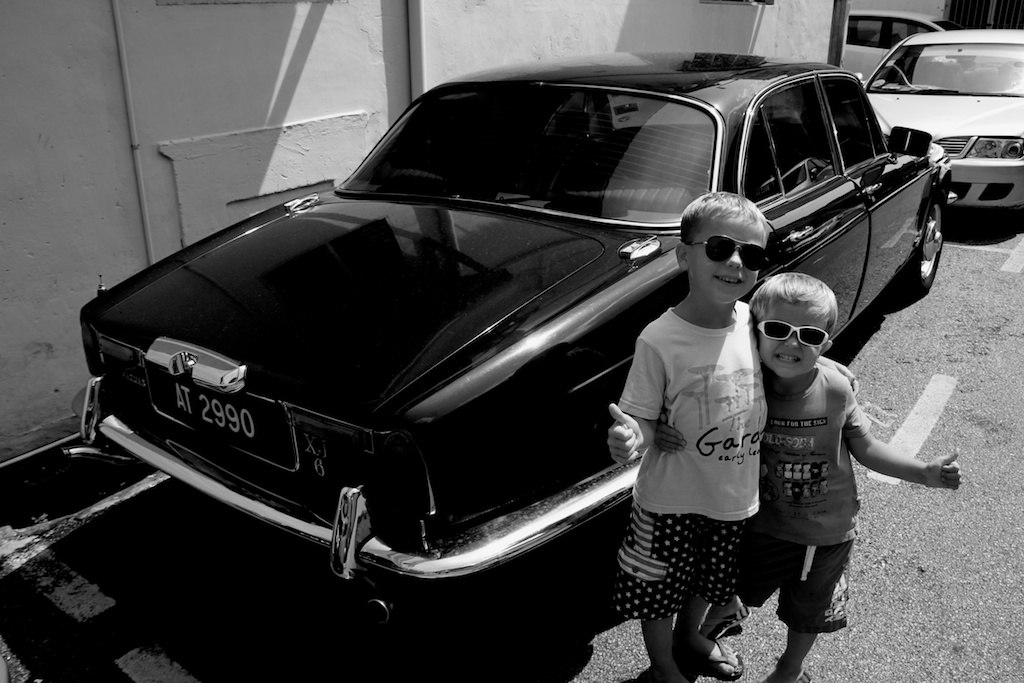 Oskar, Alfred og en gammel Jaguar i George Town
