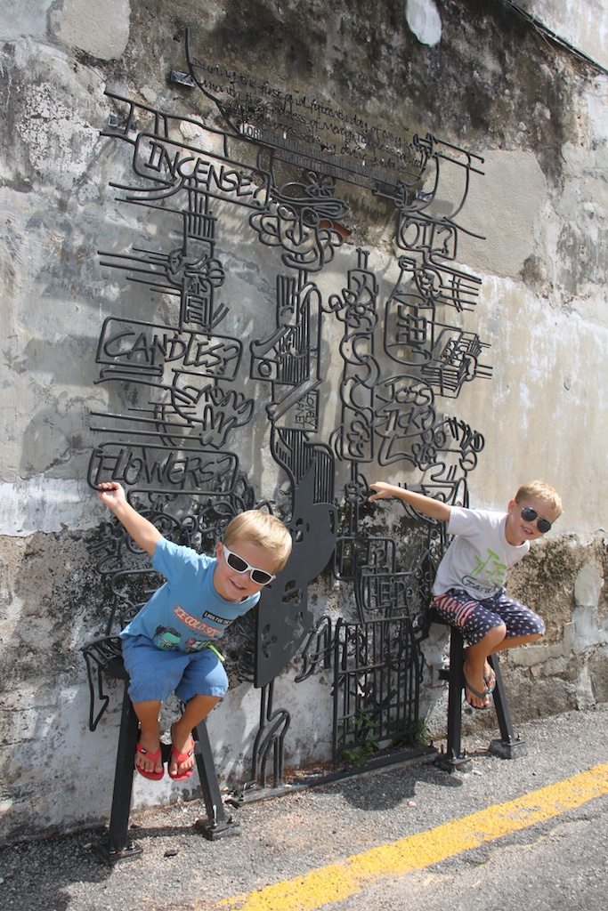Oskar og Alfred med 3D grafitti i George Town