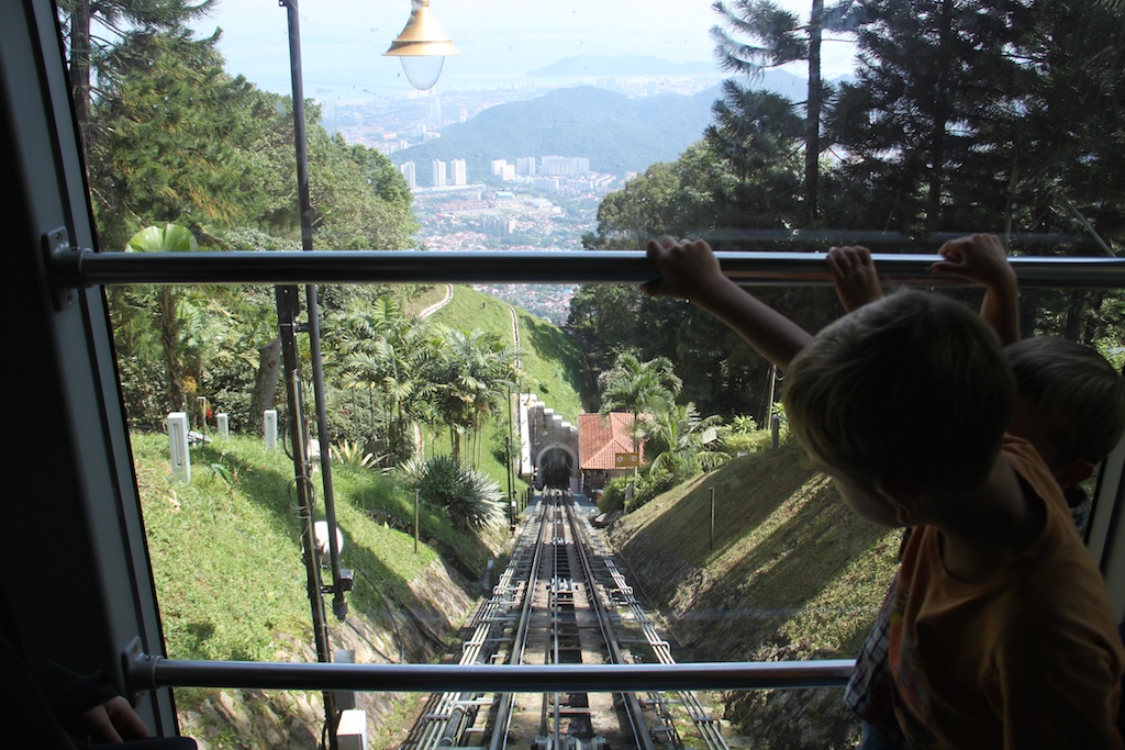 Oskar og Alfred i forreste vogn på vej ned med bjergbanen fra Penang Hill