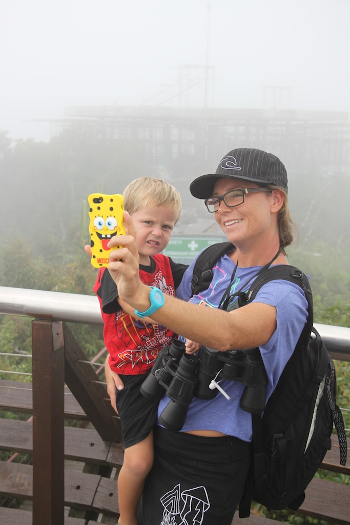 Helene og Alfred tager en selfie på toppen af bjerget