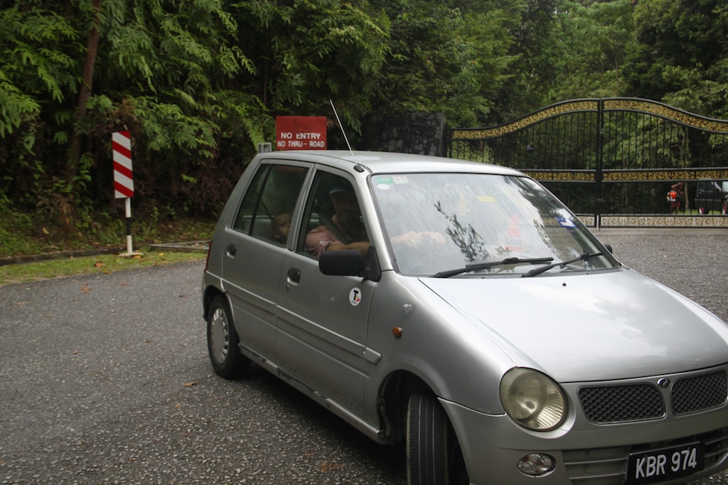 Rasmus vender bilen for endne af en blind hovedvej på Lankawi