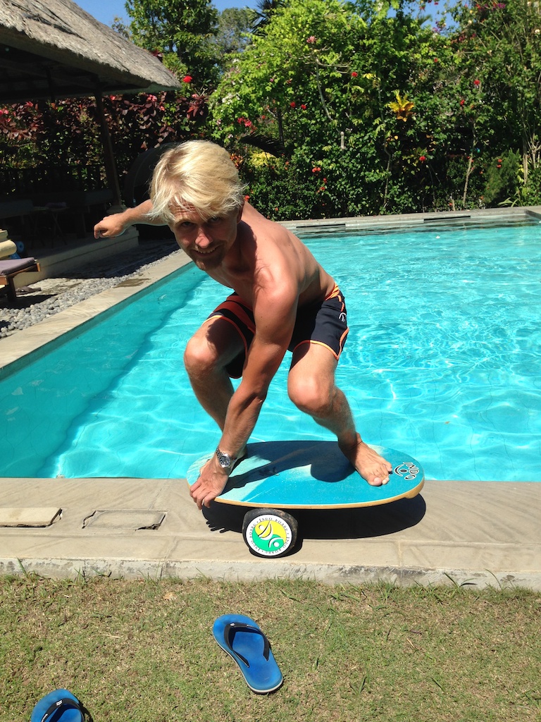 Rasmus på Indoboard foran poolen i Villa Tepikali