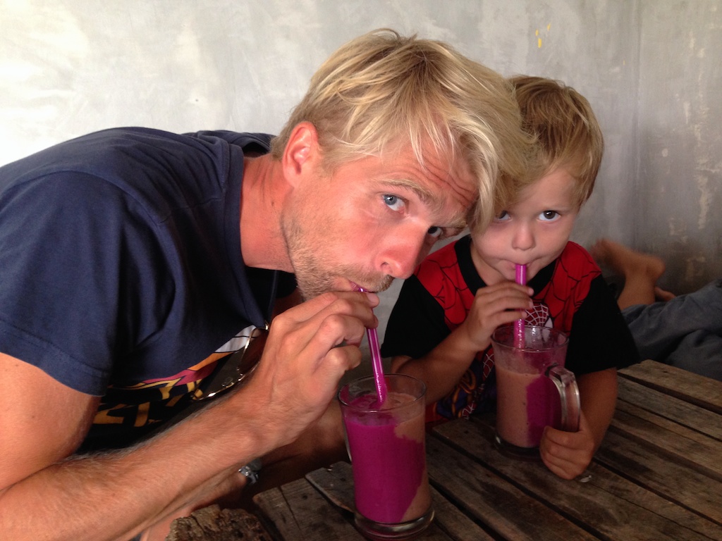 Rasmus og Alfred drikker smoothies på cafe Crate på Jalan Pantai Batu Bolong