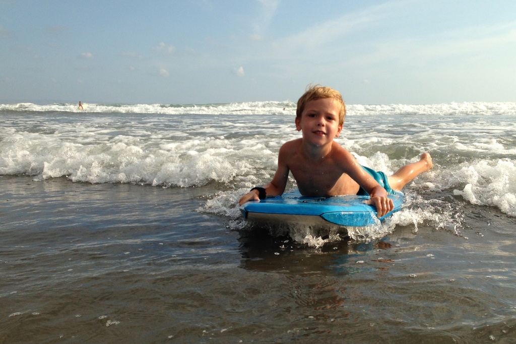Oskar på boogie board ved Echo Beach