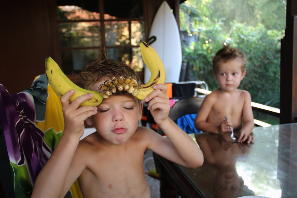 Oskar med bananer som horn i panden på terassen i Villa Tepikali