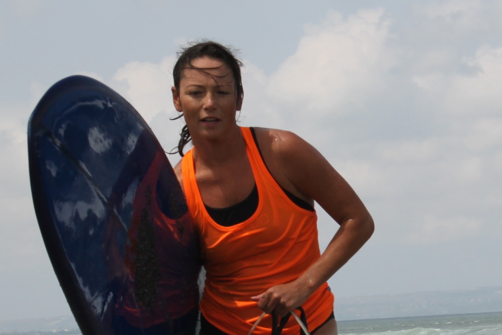 Helene med surfbræt ved Batu Bolong