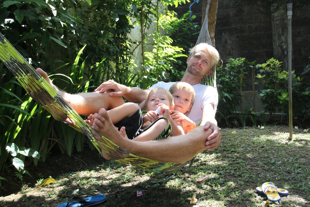 Alfred, Oskar og Rasmus i hængekøjen i Villa Tepikali