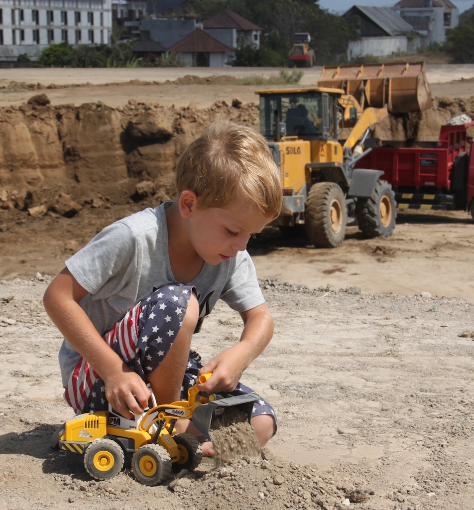 Oskar leger med gummiged på vejen med en rigtig gummiged i baggrunden