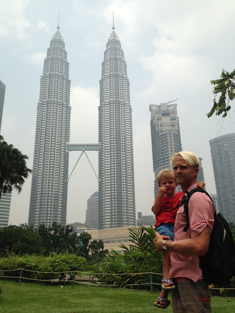 Alfred og Rasmus i parken foran Petronas Towers