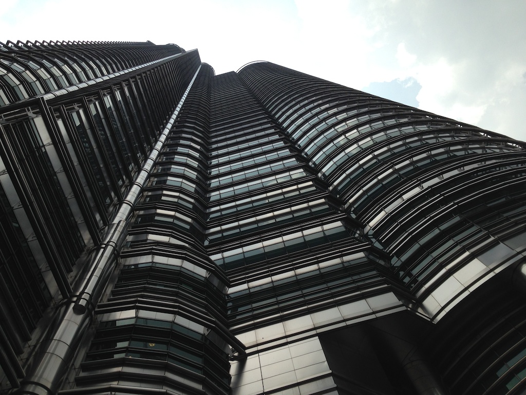 Et af Petronas tårnene set nede fra