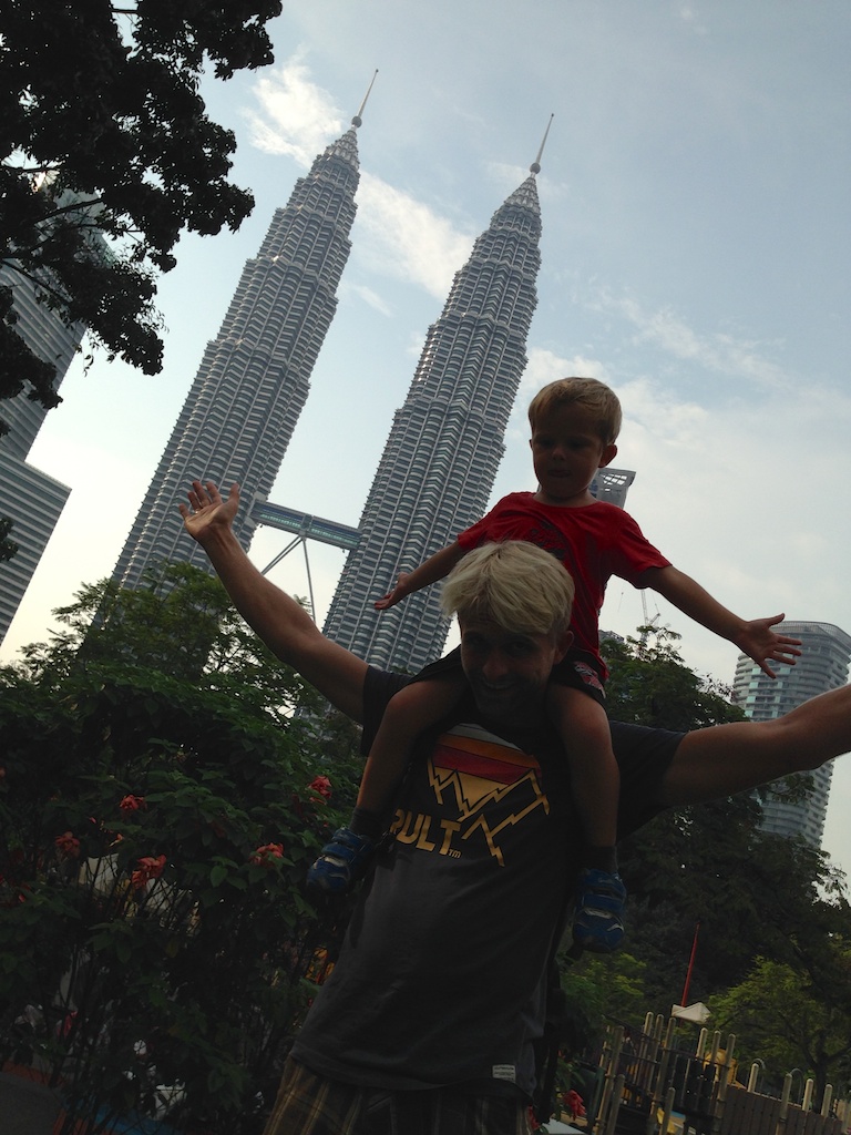 Alfred på skuldrene af Rasmus i parken foran Petronas Towers