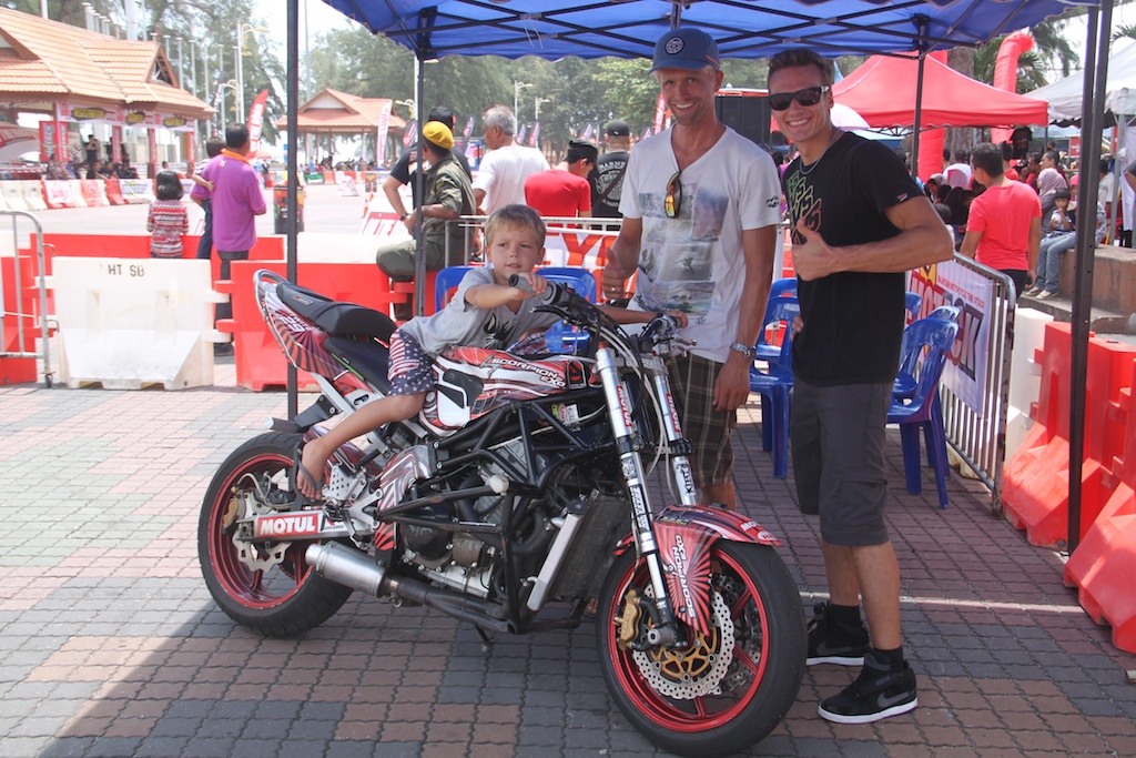 Oskar på Aaron Twite's motorcykel