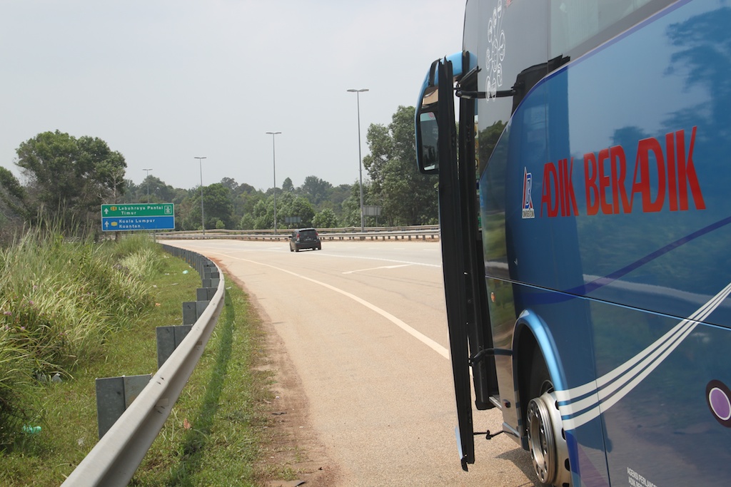 Bussen holder på motorvejen med en punktering