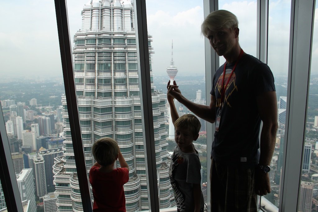 Alfred, Oskar og Rasmus nyder udsigten fra Petronas Towers