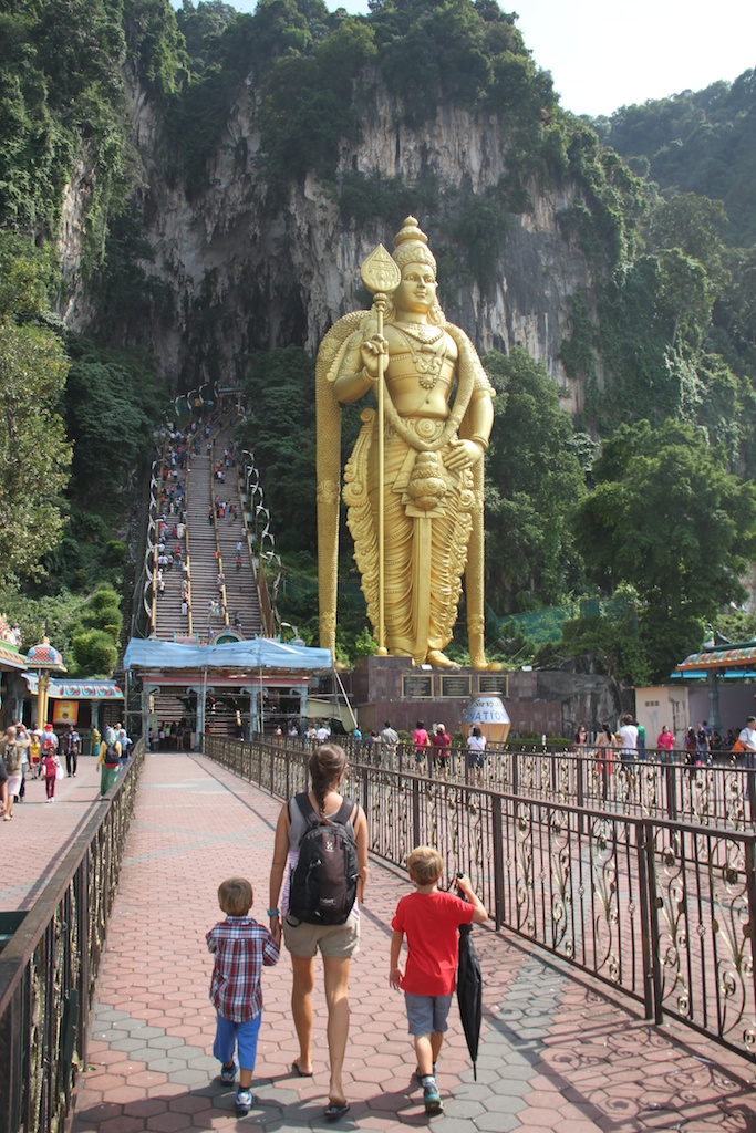 Alfred, Helene og Oskar foran trappen op til Batu Caves