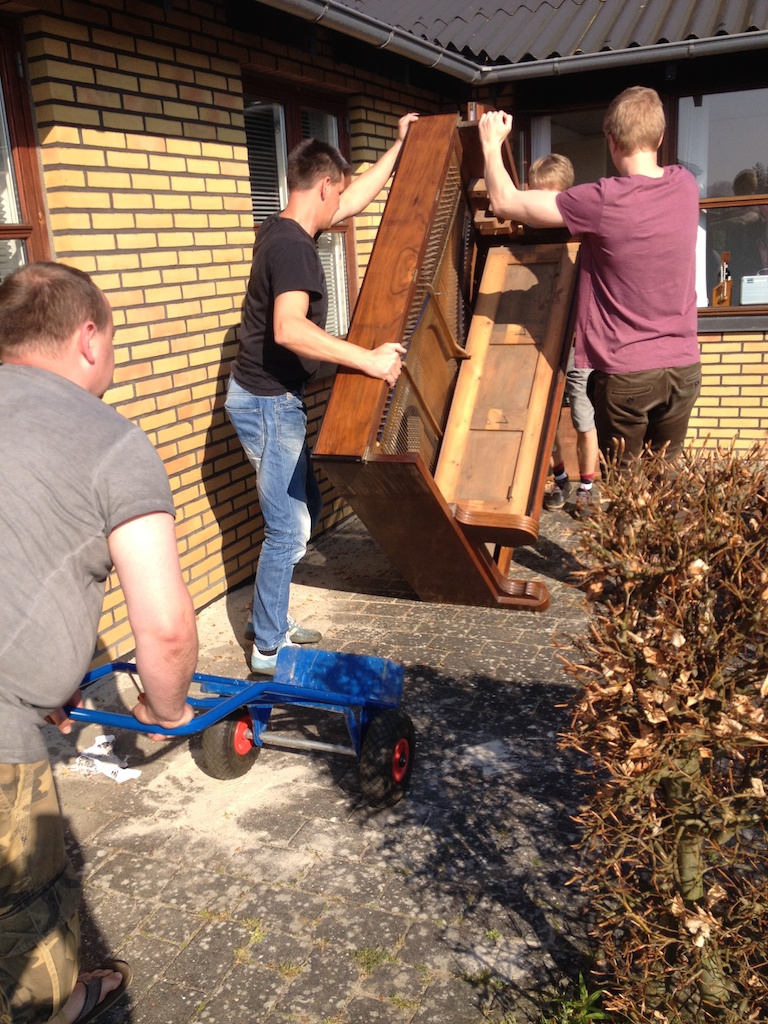 Torben, Thomas, Jeppe og Rasmus flytter klaveret