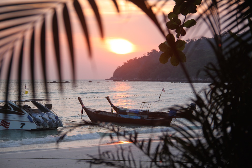 Solnedgang over Pataya Beach set fra Cafe Lipe