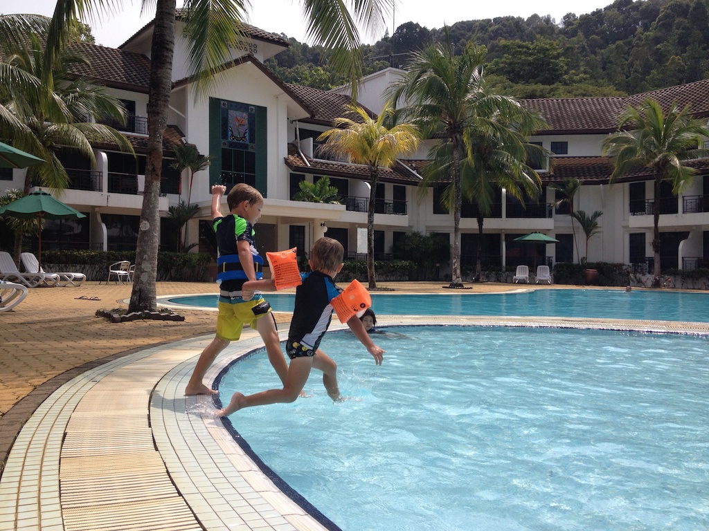 Alfred og Oskar springer i poolen på Residense Inn