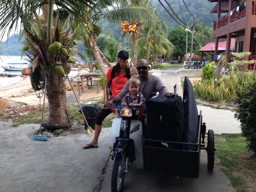 Oskar og Alfred på scooter med sidevogn sammen med ejeren af Tioman House. Sidevogne var fyldt med vores bagage, så de voksne måtte gå